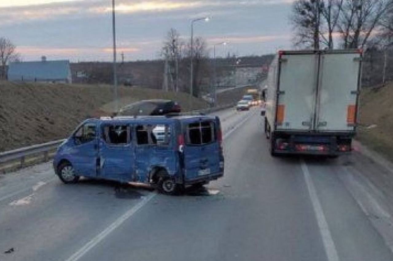Возле Львова легковушка лоб в лоб столкнулась с Renault Trafic
