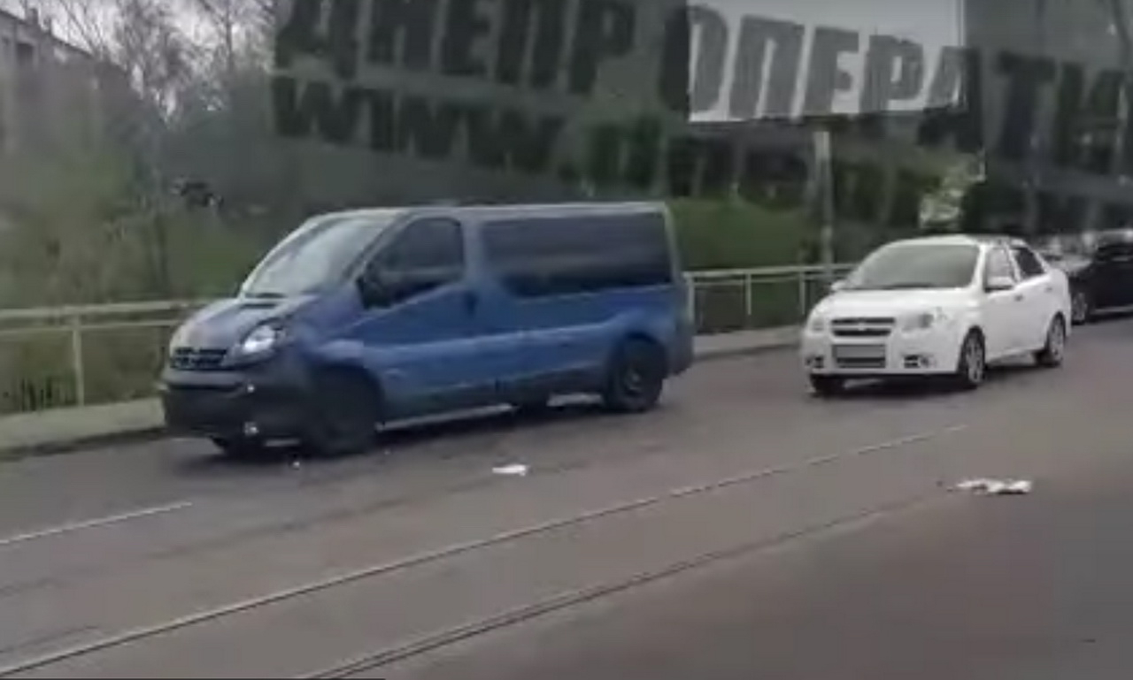 В Днепре столкнулись микроавтобус Opel Vivaro и Toyota Camry