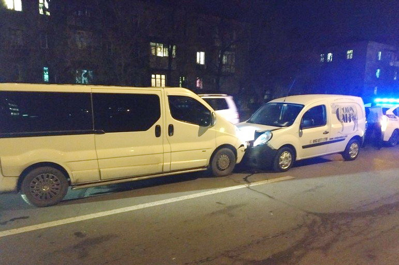 В Николаеве столкнулись два автомобиля - Trafic и Kangoo
