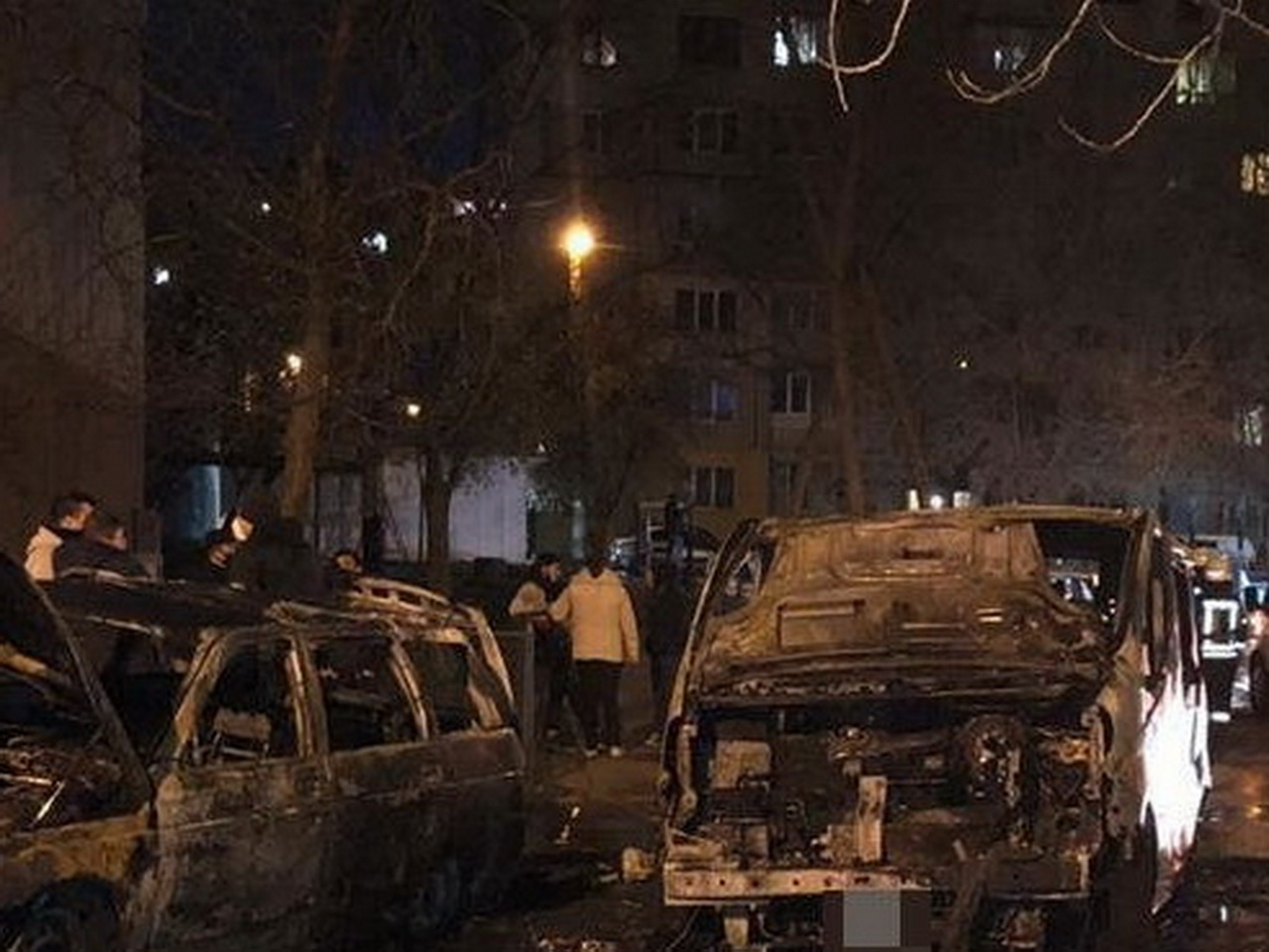 В Одессе во дворе многоэтажки сгорели три автомобиля
