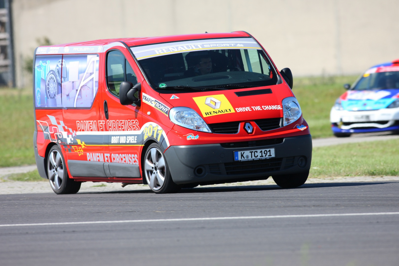 Водитель Renault Trafic устроил гонки с полицейскими